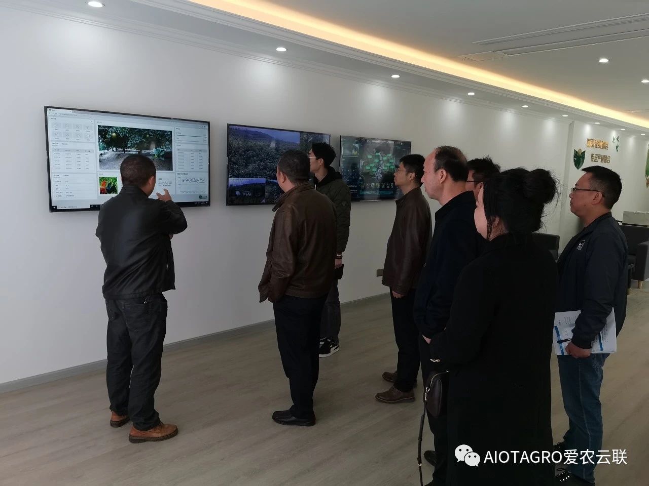 四川省雅安市各级领导视察了解牧云供应链AIOT“跑步鸡”溯源智能脚环的后台运行数据
